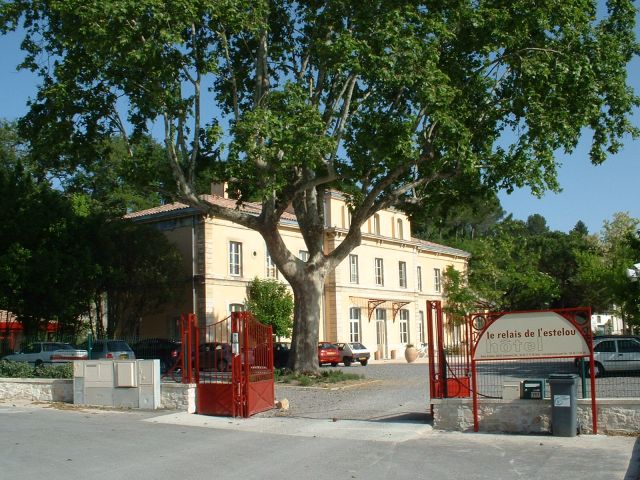Gare de Sommi�res
La gare a �t� transform�e en h�tel. Vue c�t� cour.

Mai 2002
